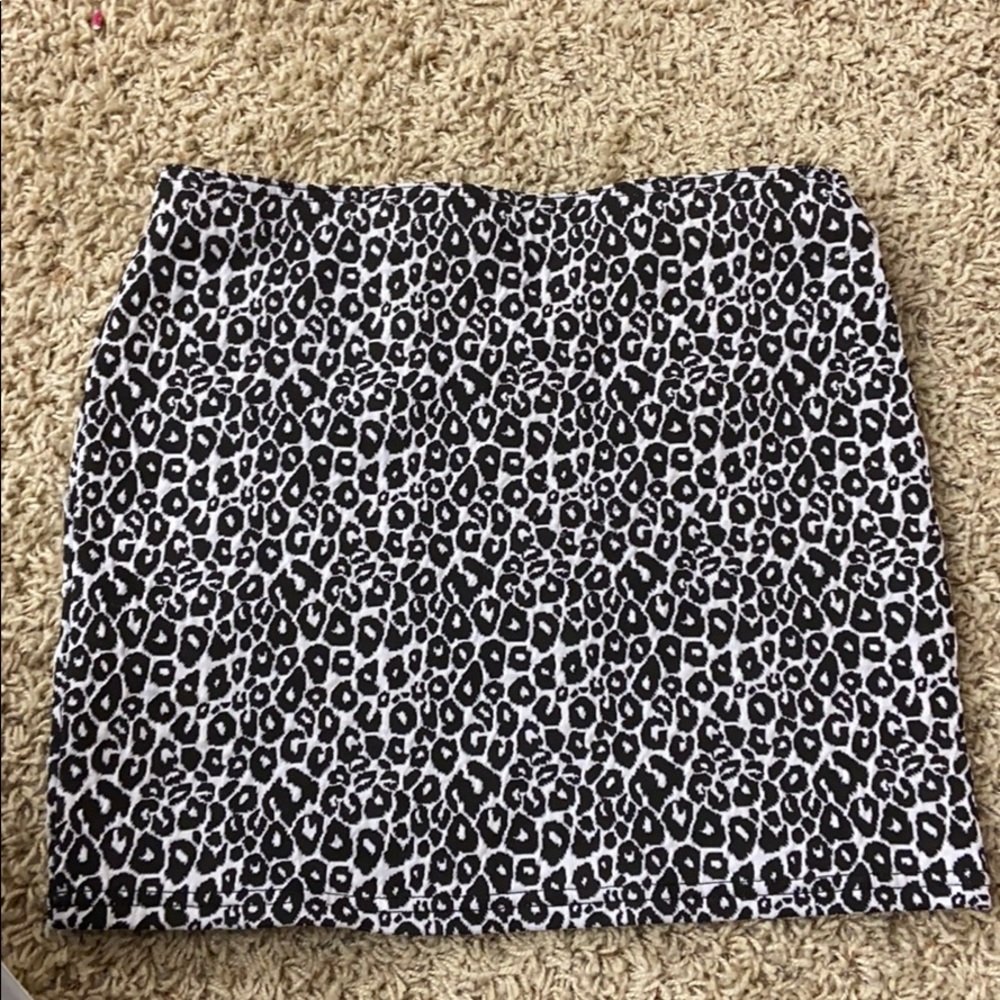 Black and White Leopard/Cheetah Print Skirt - Picture 2 of 3